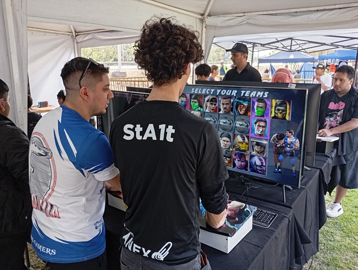 Jugadores en una estación de juego de Team Anexo dentro de una convención
