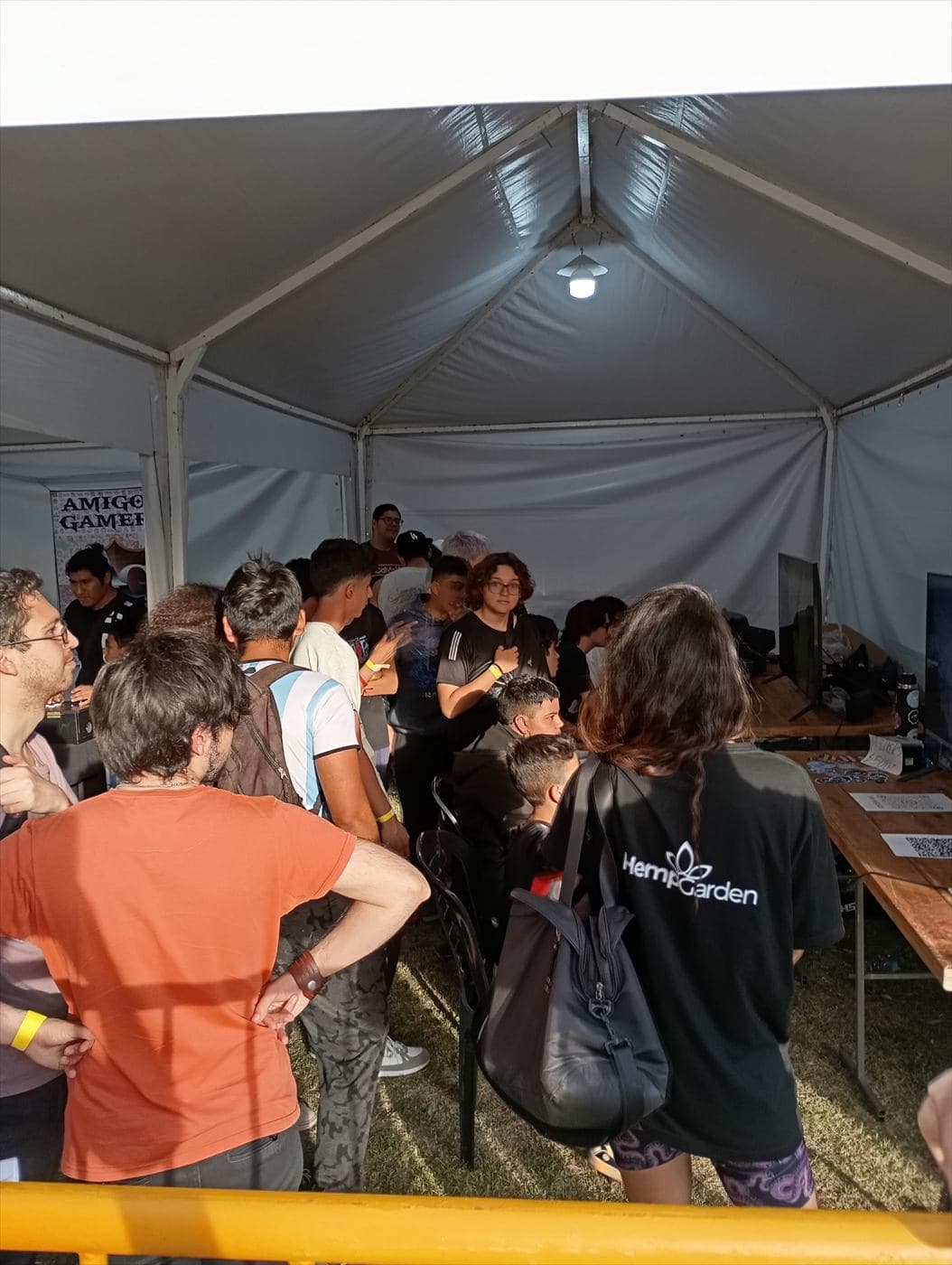 Público dentro de una carpa siguiendo un torneo
