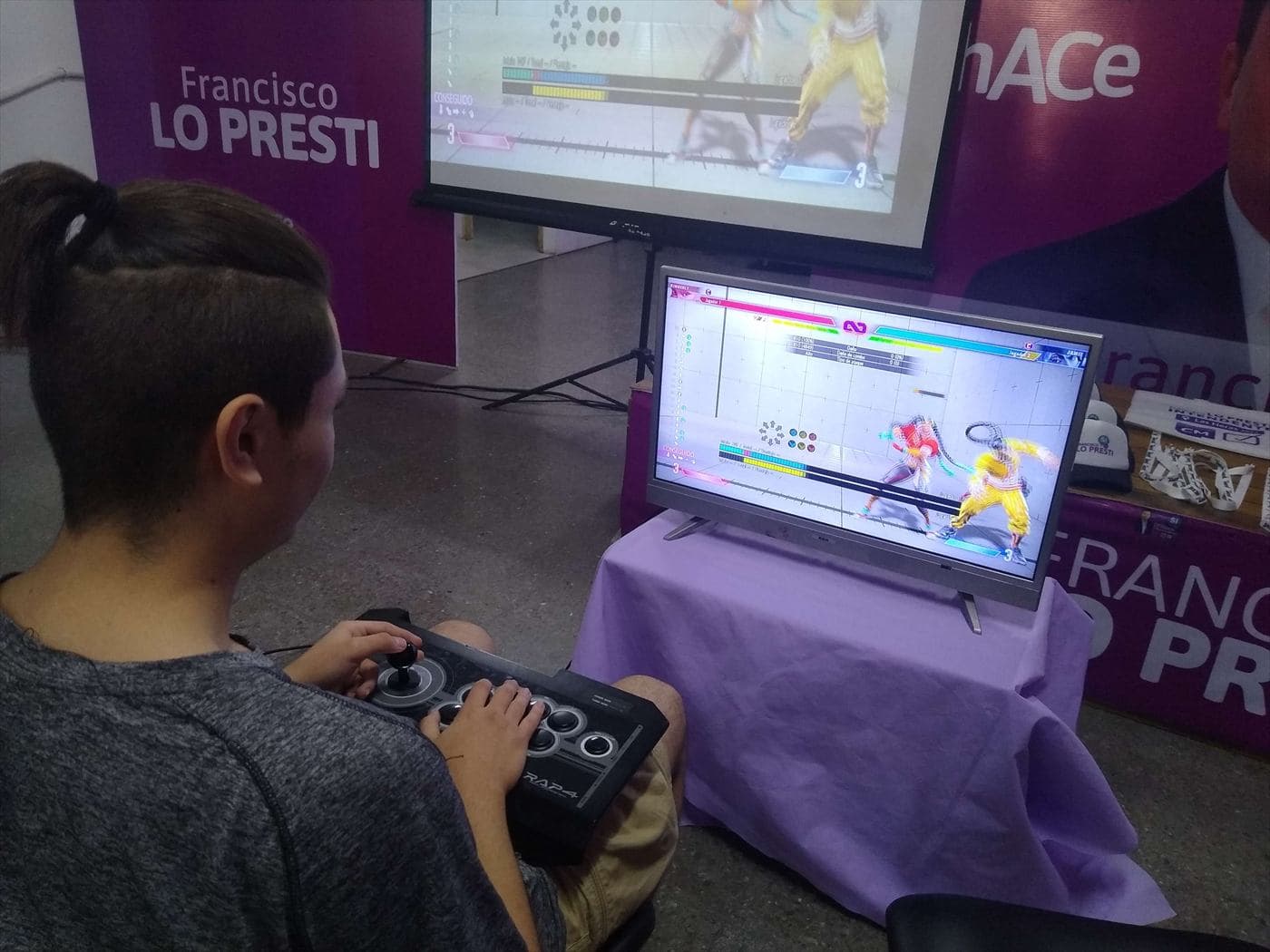 Un chico juega con arcade stick en el evento de Las Heras